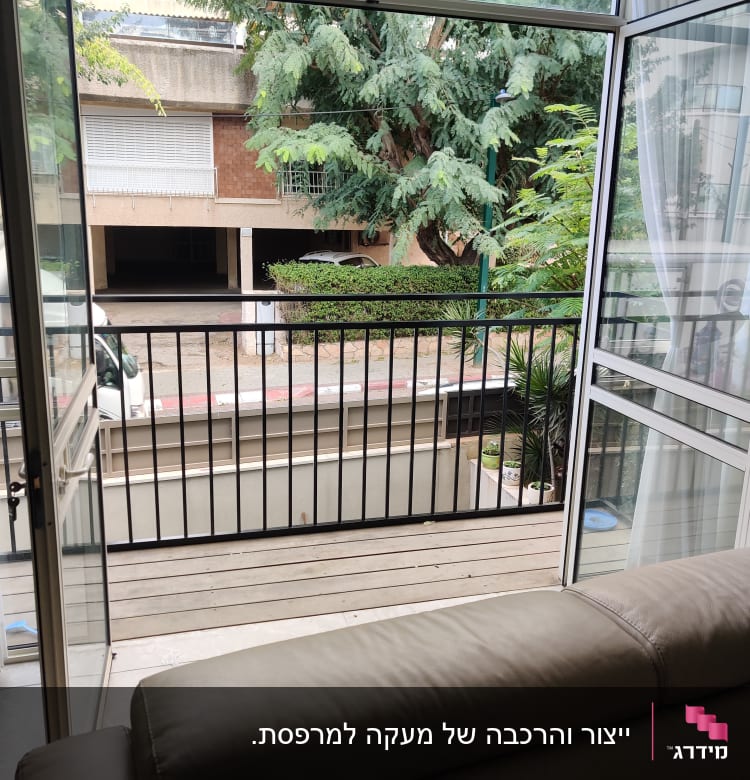 מסגרת חלון פתוחה עם וילון לבן